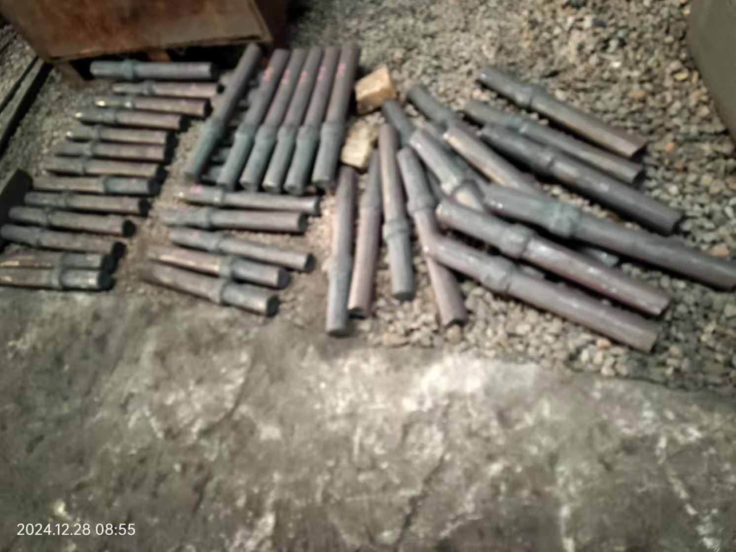 Hvad er forskellen mellem støbe- og smedeprocesser for knusehammere?